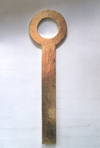 Goldobjekt: Schlüssel, 180 x 35 x 3 cm, Holz, 22 Karat Gold
